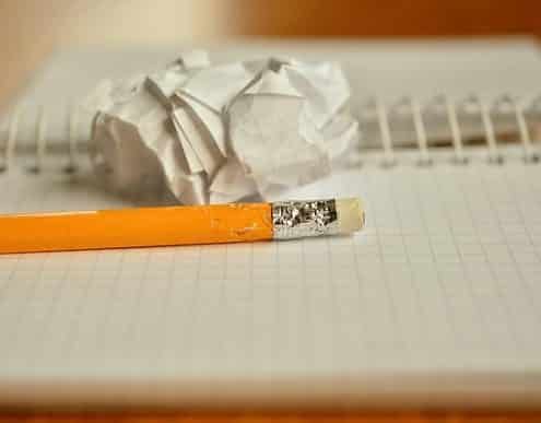 Crayon gris posé sur un cahier ouvert